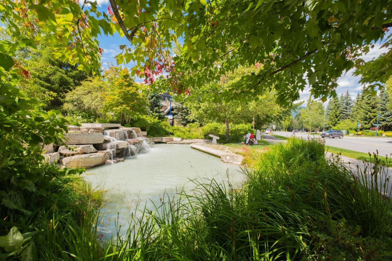 Villa Lagoons by Outpost à Whistler Extérieur photo