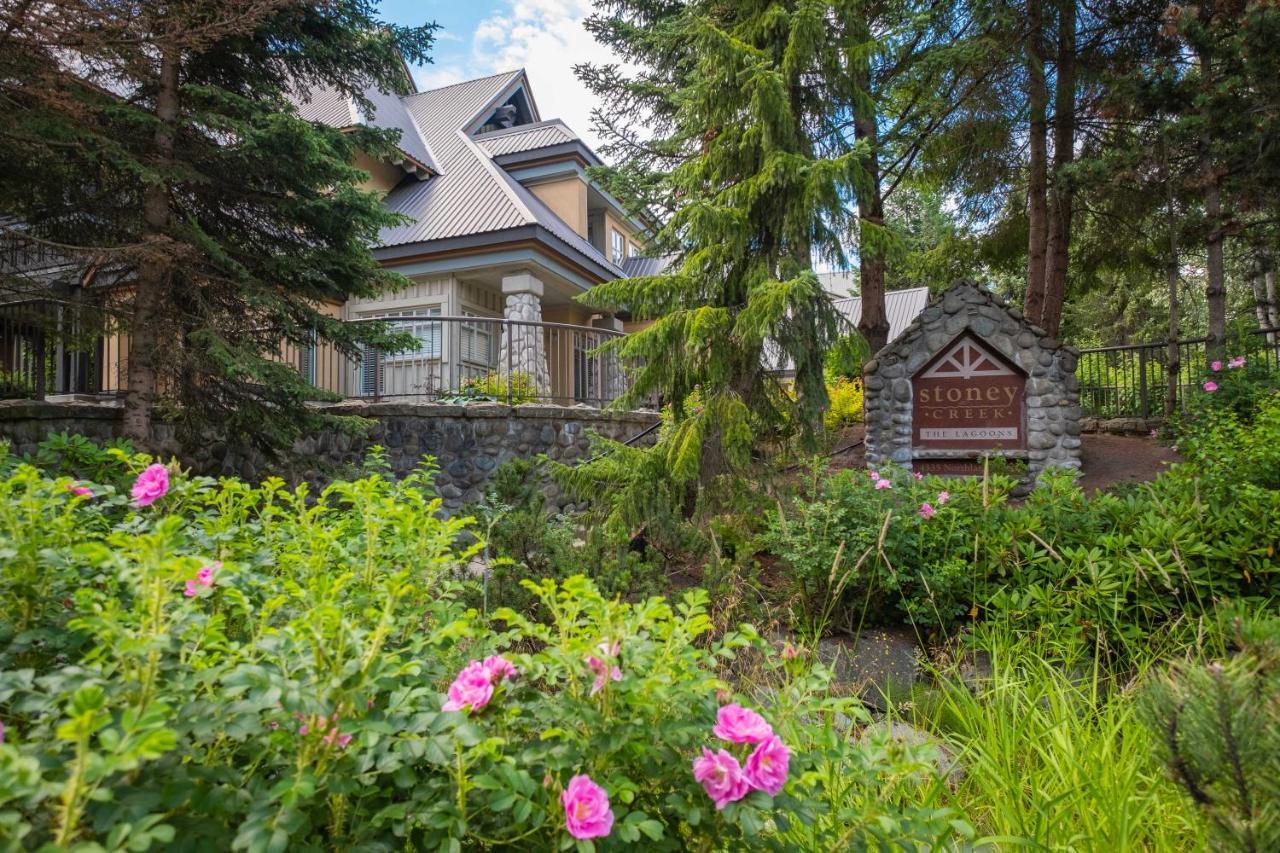 Villa Lagoons by Outpost à Whistler Extérieur photo